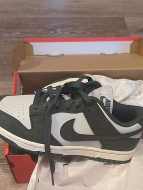 Nike Women's Nike Dunk Low Green Women's Size 6 New In Box